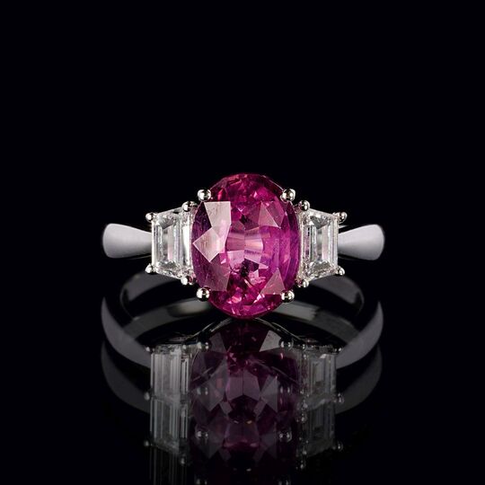 Natürlicher Vivid Hot Pink Saphir-Ring mit Diamanten