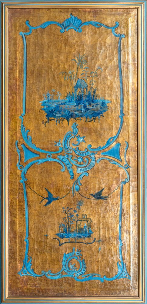 A rare Suite of 6 Panneaux with Chinoiserie in Blue on a Gold Ground - image 7