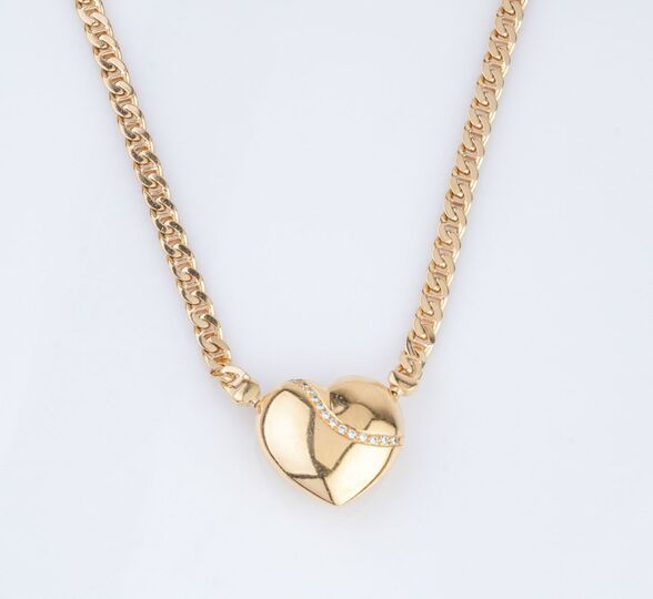 A Gold Necklace with heartshaped Diamond Clasp