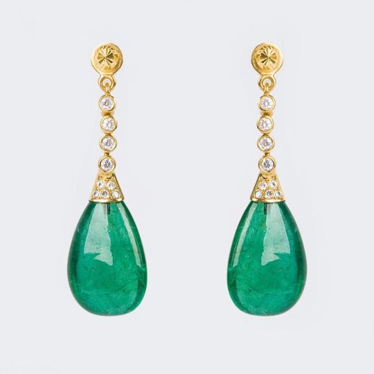 A Pair of extraordinary Emerald Diamond Earpendants