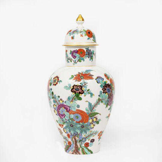 A Large Lidded Vase with Kakiemon Decor