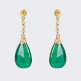 A Pair of extraordinary Emerald Diamond Earpendants - image 1