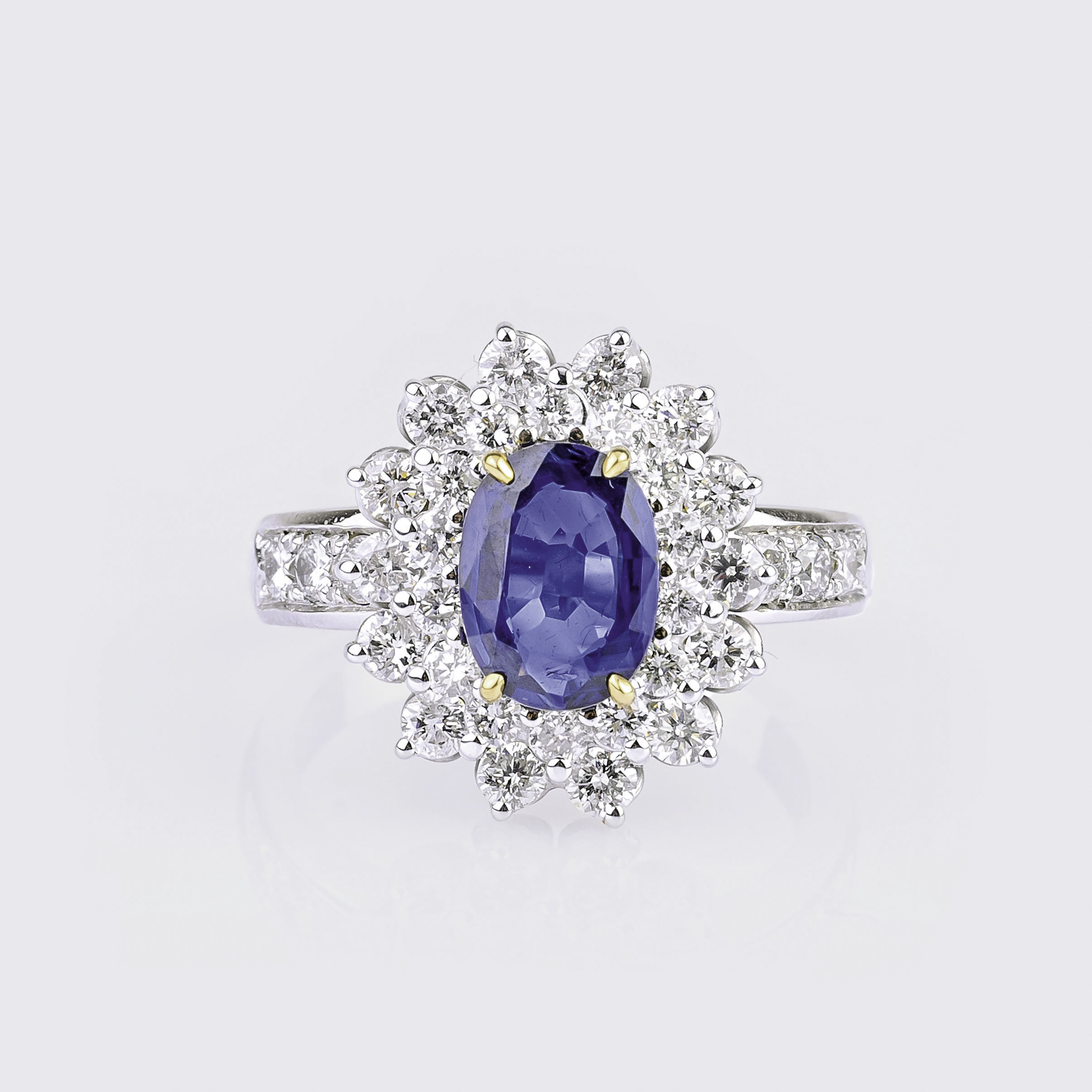 A highquality Ring with Natural Sapphire and Diamonds