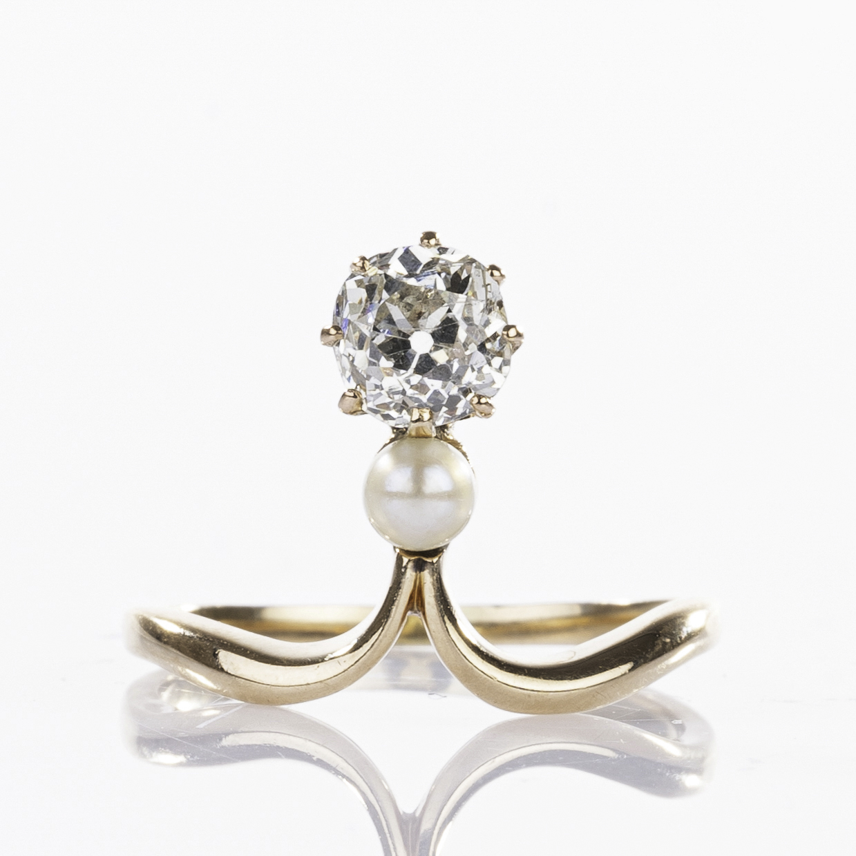 Gold-Ring mit Altschliffdiamant und Perle