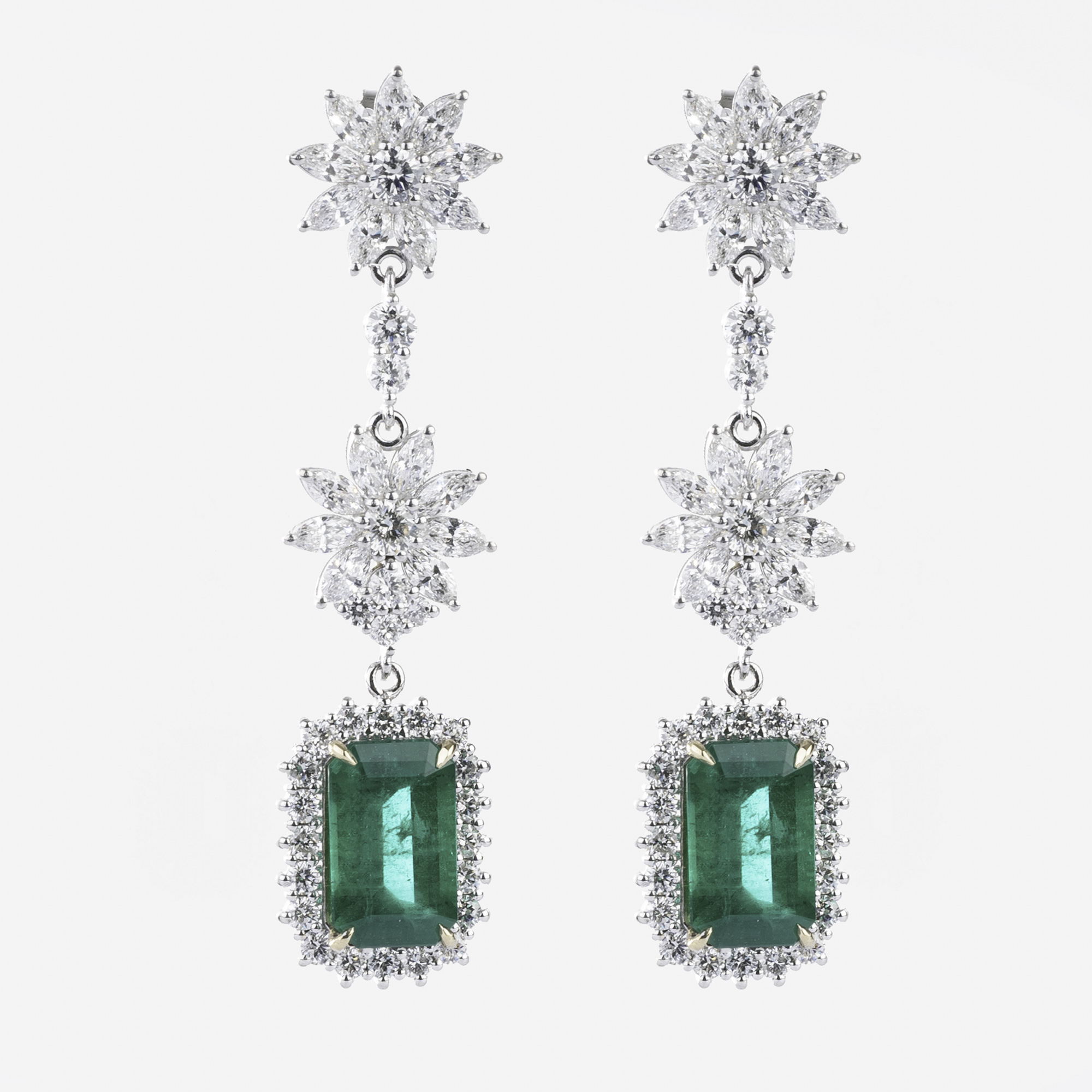 A splendid Pair of Diamond Emerald Earpendants