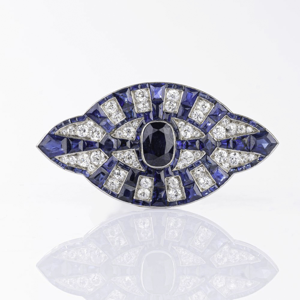 An excellent Art-déco Brooch with natural Sapphire