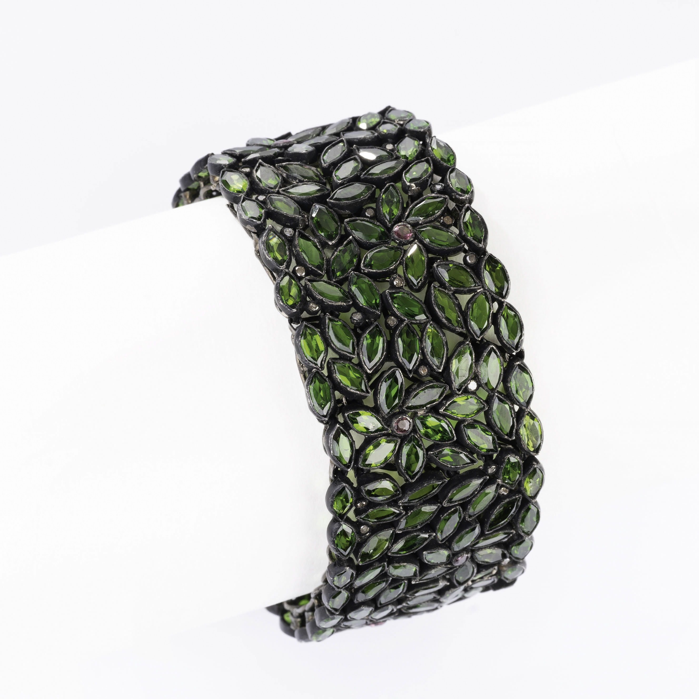 A Deepgreen Diopsid Bracelet with Pink Tourmalilnes 'fleurs vertes' - image 2