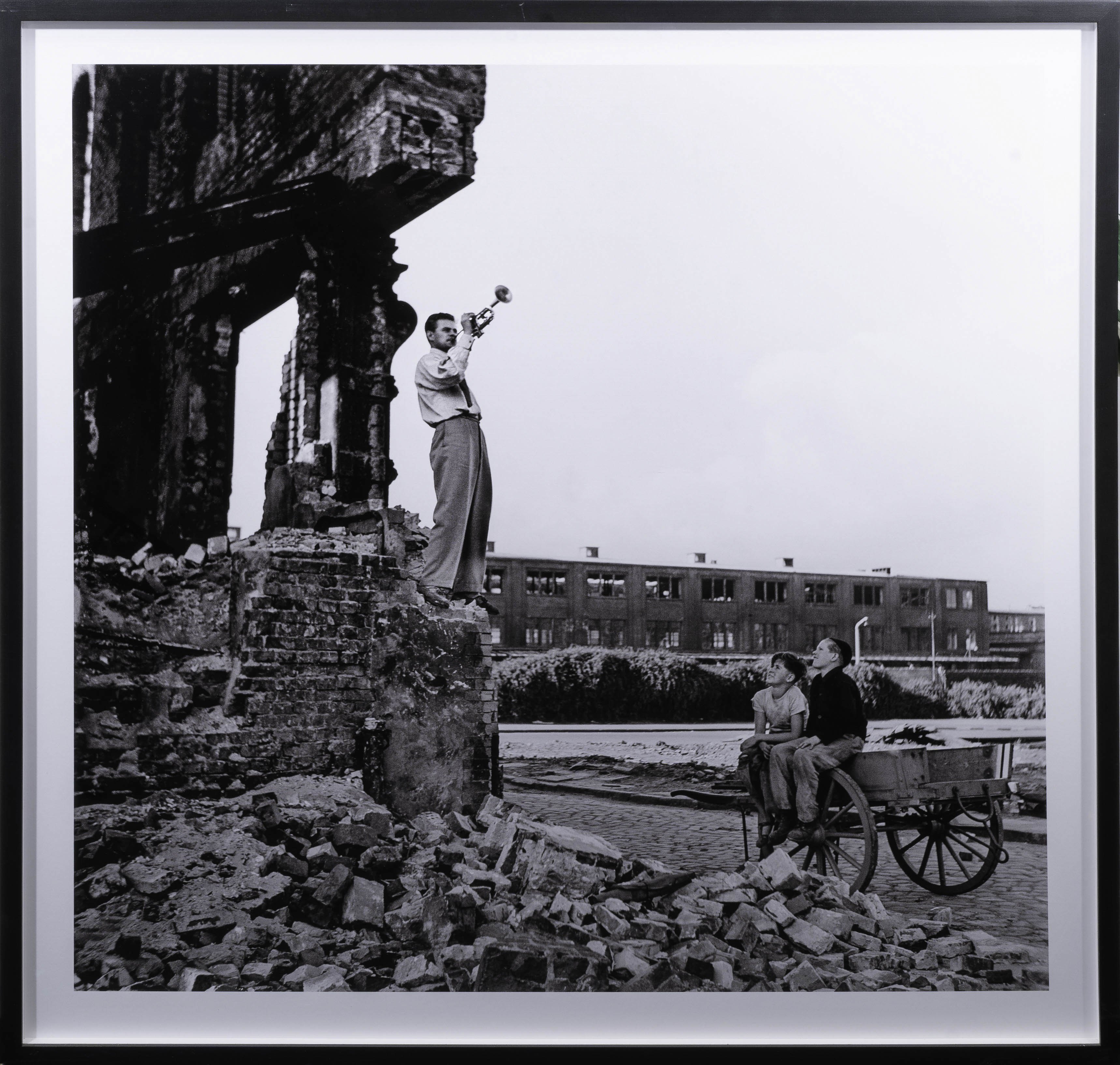 Fred Bunge with Trumpet at Heiligengeistfeld with children - image 2