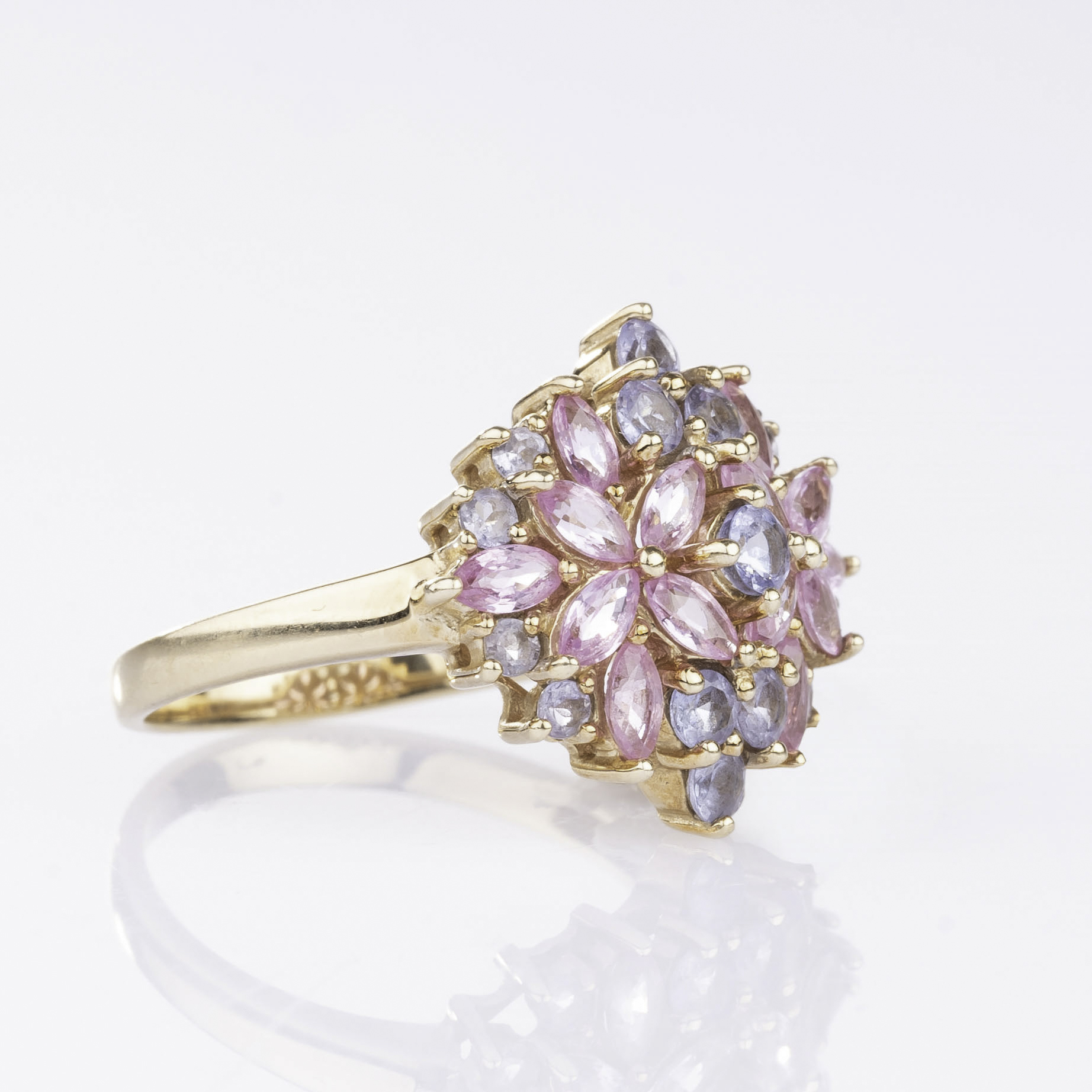 A flowershaped Pink Sapphire Cocktailring - image 2