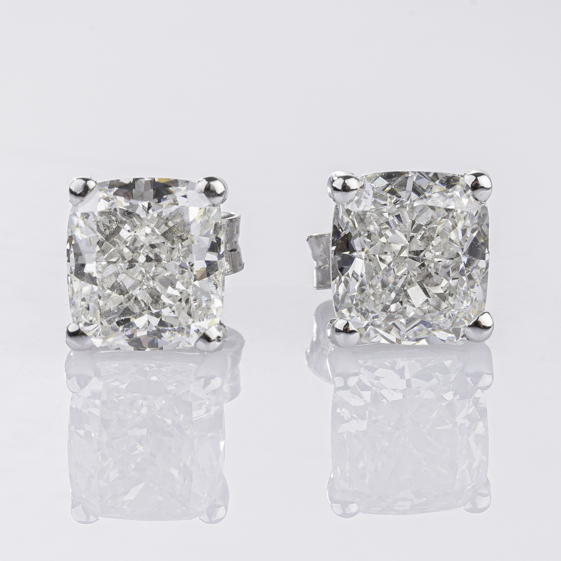 A Pair of Solitaire Earstuds with white Cushion Cut Diamonds - image 2