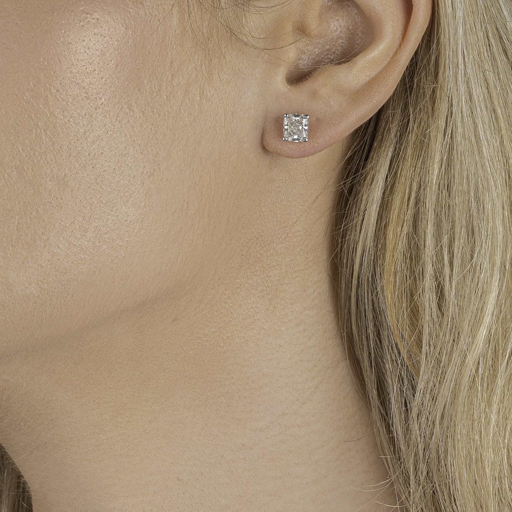 A Pair of Solitaire Earstuds with white Cushion Cut Diamonds - image 3