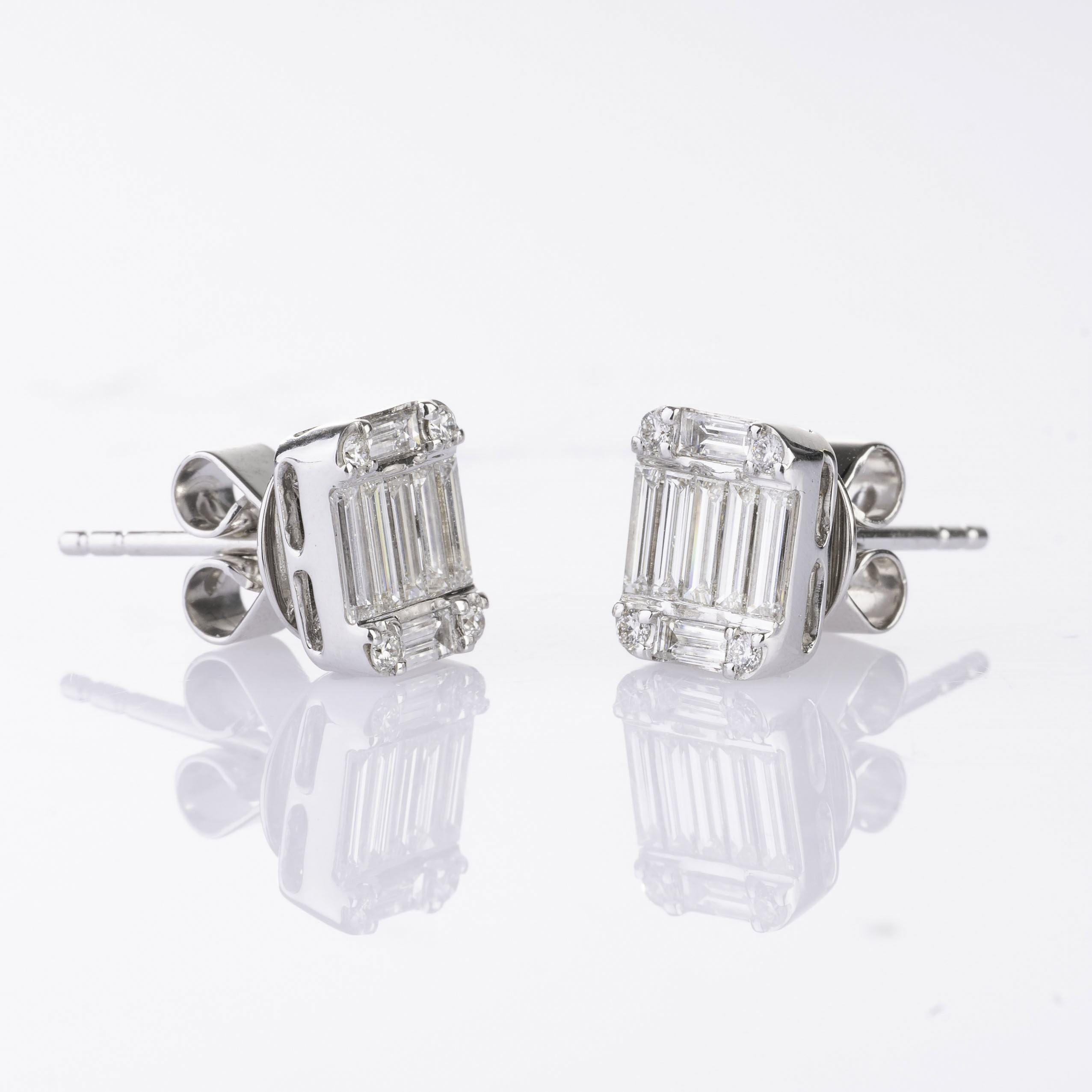 A Pair of fine-white Diamond Earstuds