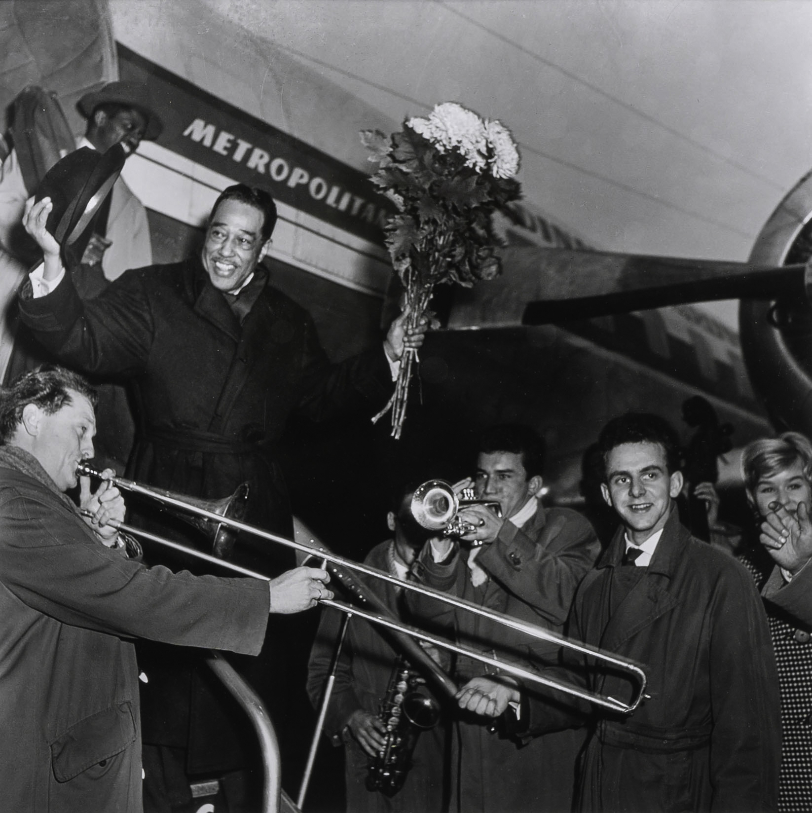 Duke Ellington mit Blumen am Flugzeug