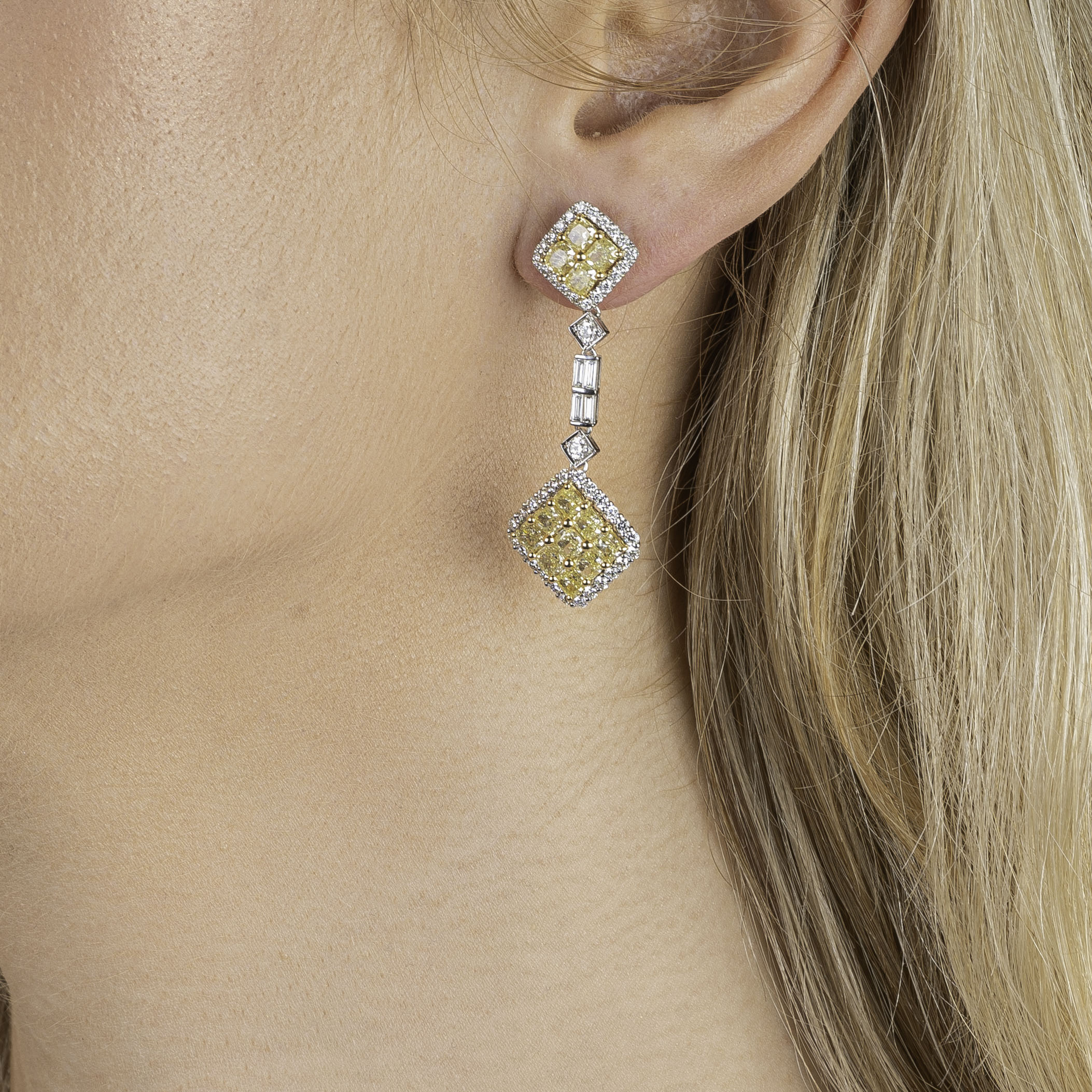 A Pair of highcarat Fancy Diamond Earpendants - image 2