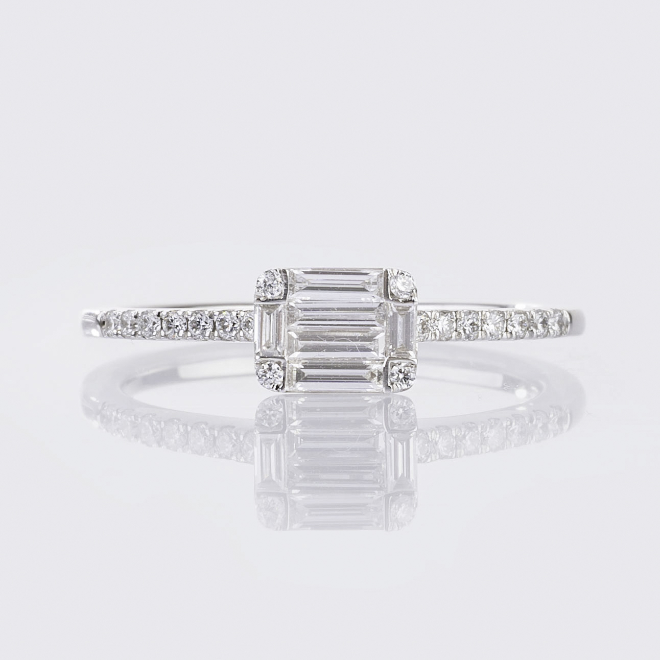 A petite Diamond Ring