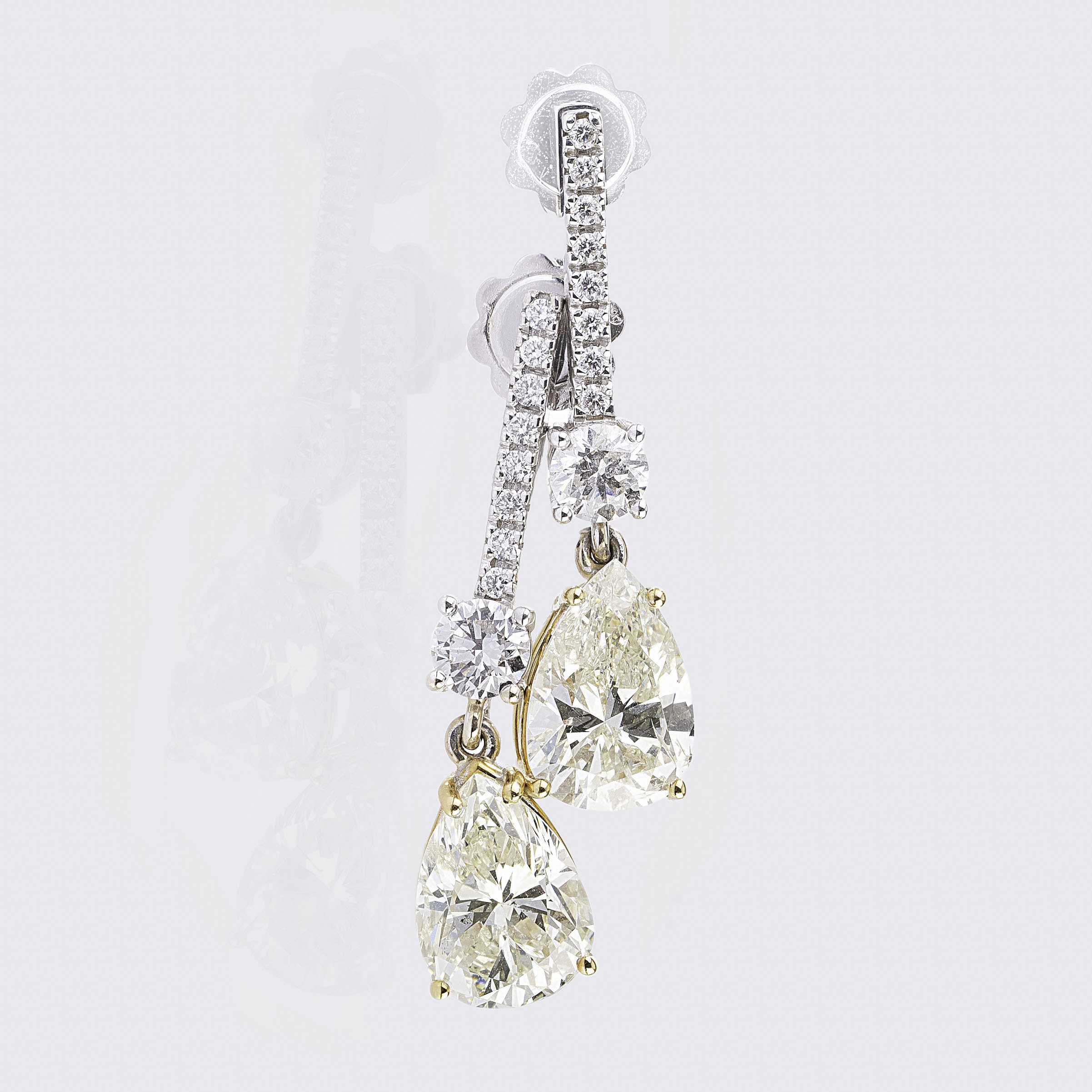 A fine Pair of highcarat Diamond Earpendants