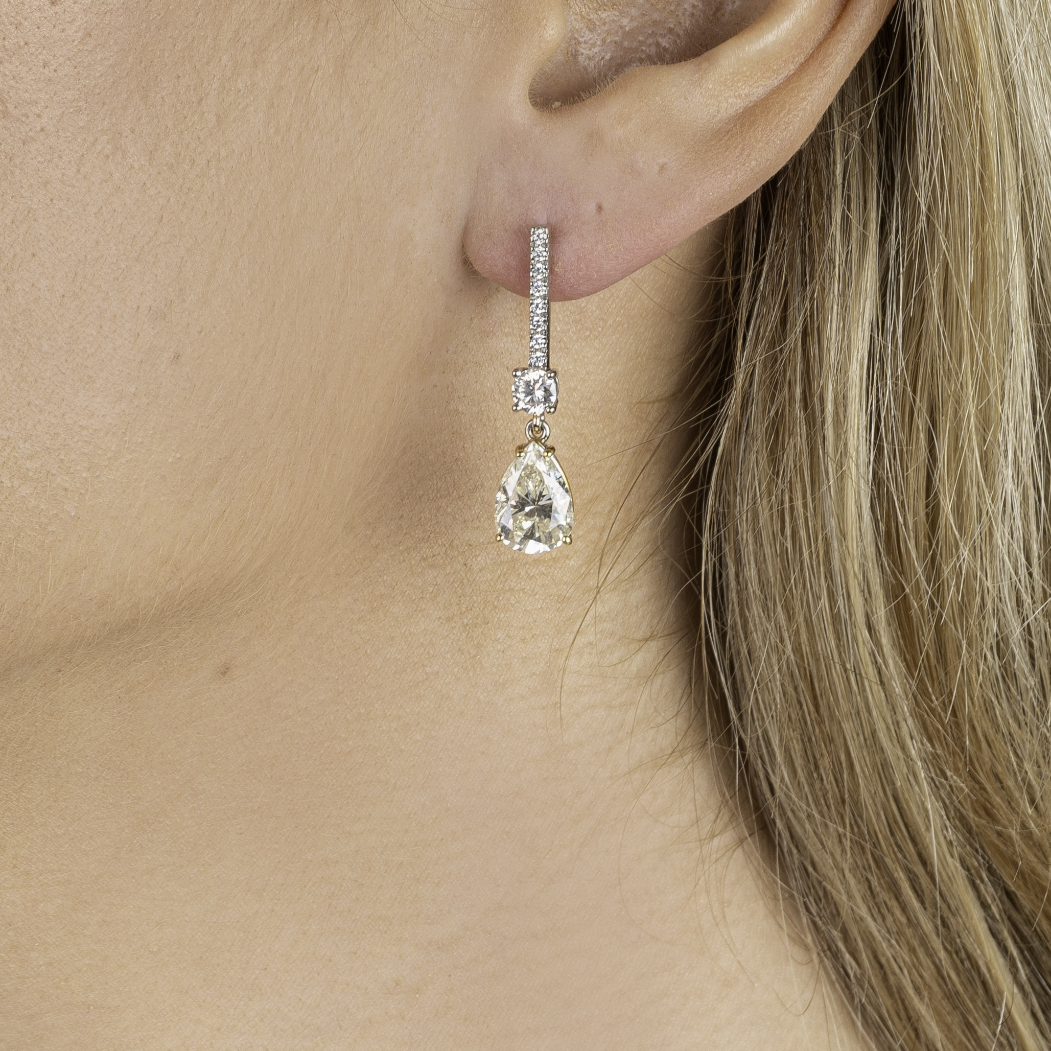 A fine Pair of highcarat Diamond Earpendants - image 3