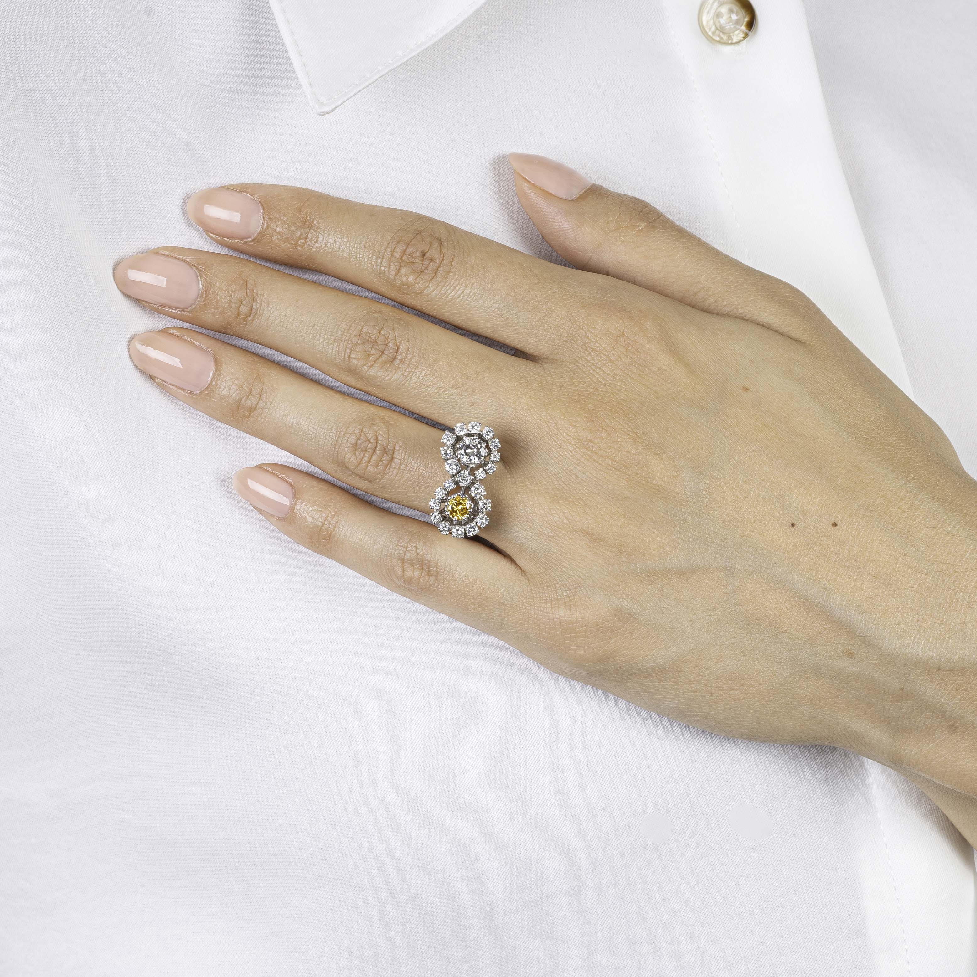 A 'Toi-et-Moi Ring with bicolour Diamonds - image 4