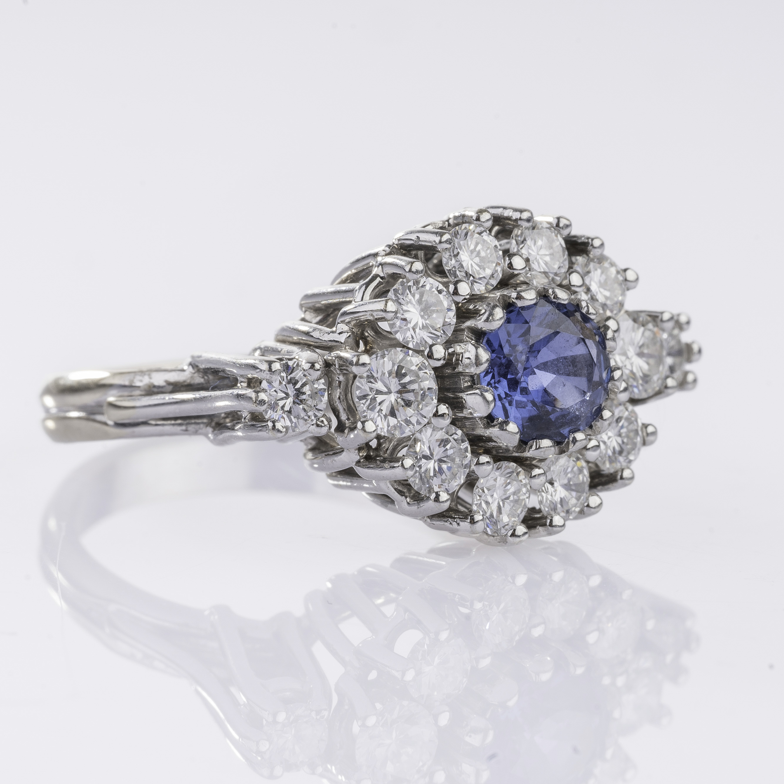 A fine Sapphire Diamond Ring - image 2