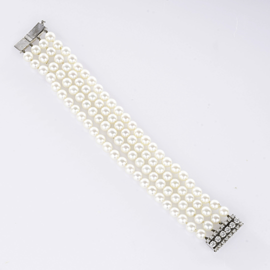 A Pearl Bracelet with Diamond Clasp