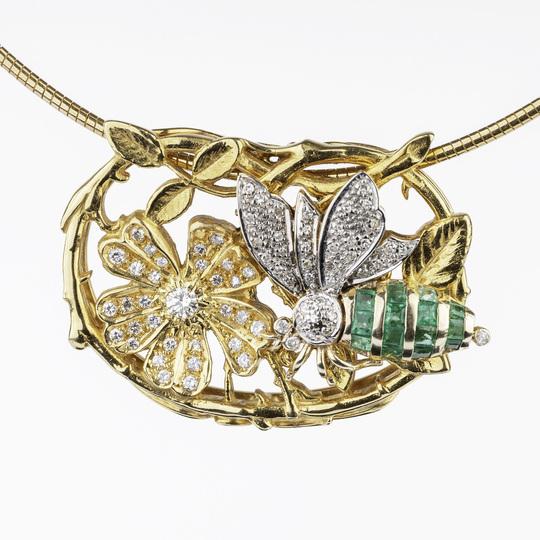 An exceptional Diamond Emerald Pendant 'Abeille à la fleur'