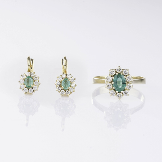 An Emerald Diamond Jewellery Set with Ring and a Pair of Earrings