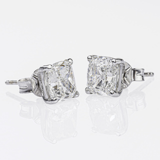 A Pair of Solitaire Earstuds with white Cushion Cut Diamonds