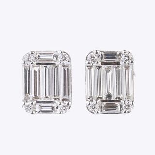 A Pair of small Diamond Earstuds