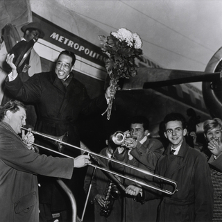 Duke Ellington mit Blumen am Flugzeug