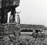 Fred Bunge with Trumpet at Heiligengeistfeld with children - image 1