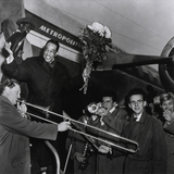 Duke Ellington mit Blumen am Flugzeug - Bild 1