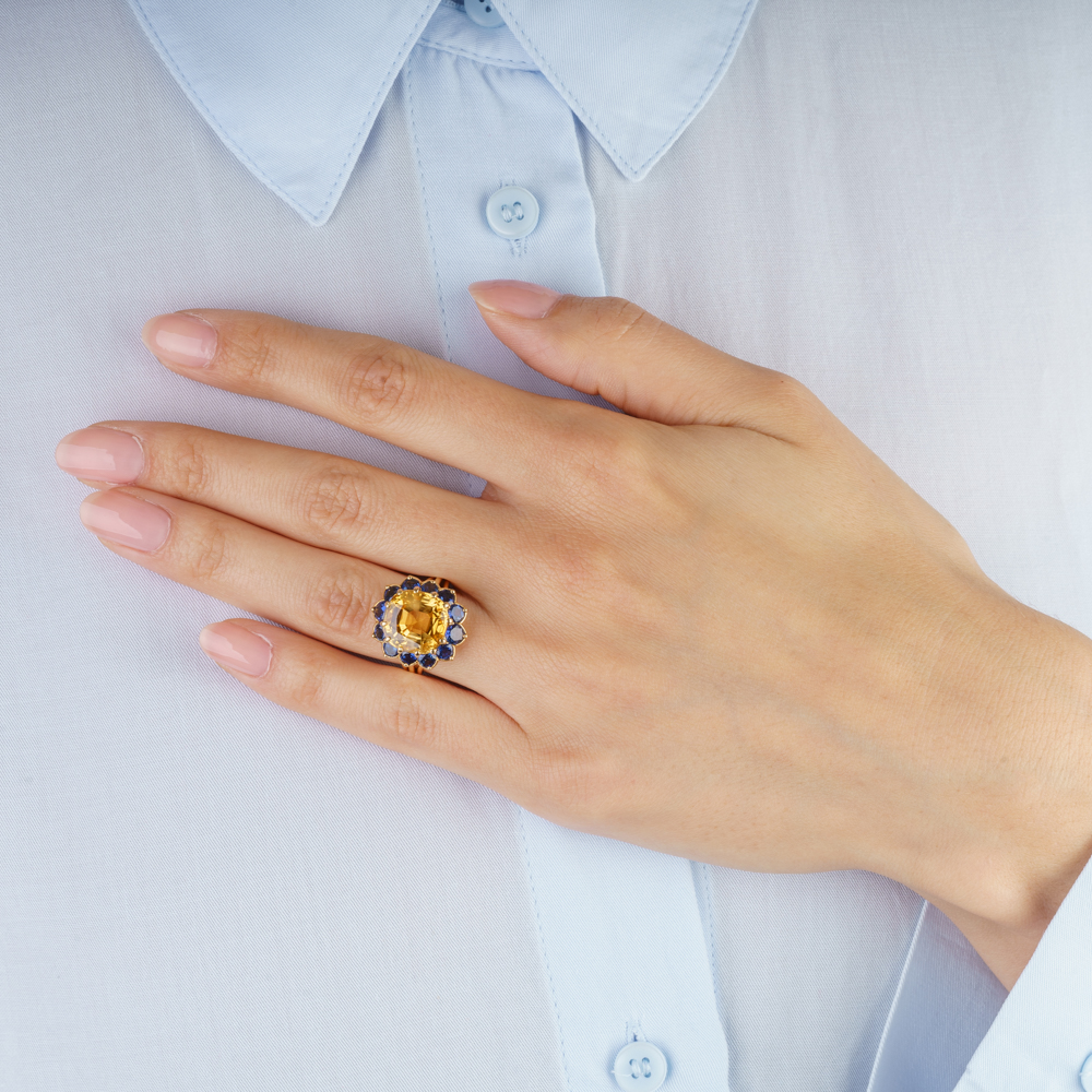 A rare, natural Yellow Sapphire Ring with blue Sapphires - image 3