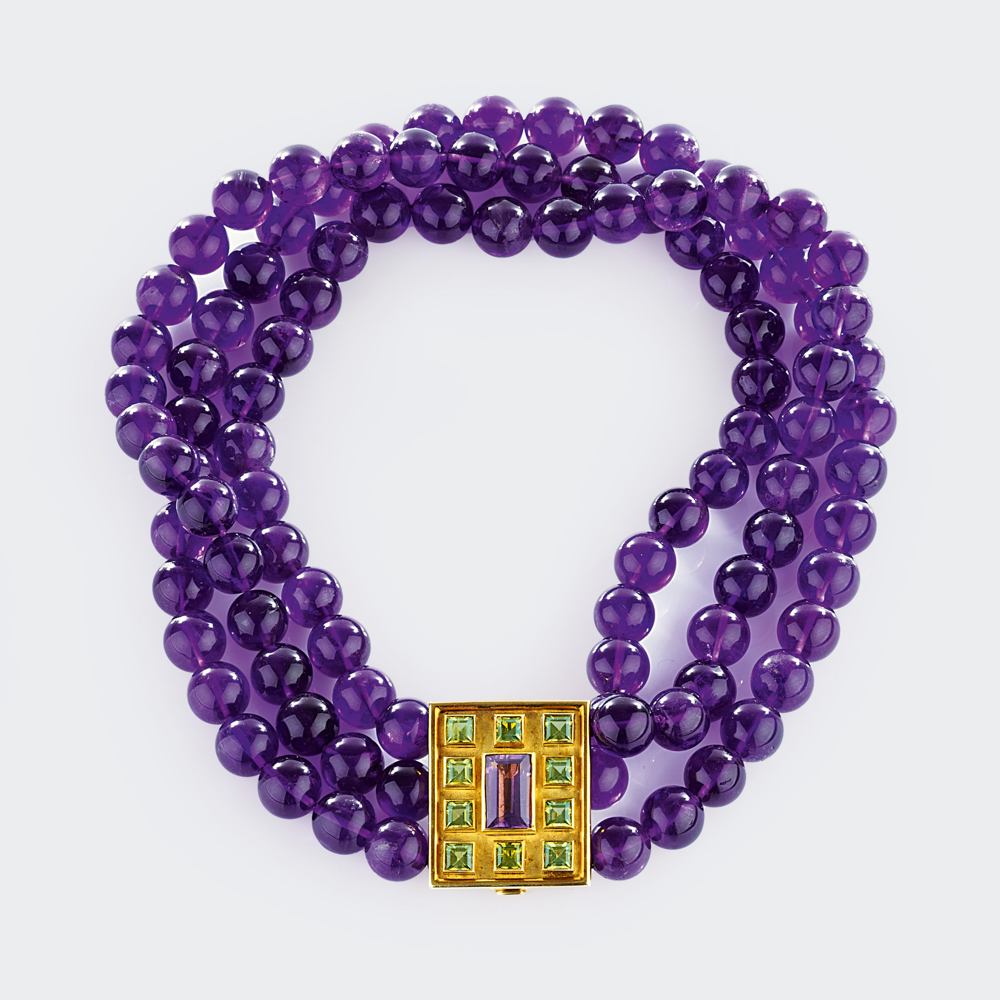 Farbintensives Amethyst-Collier mit opulenter Peridot-Goldschließe