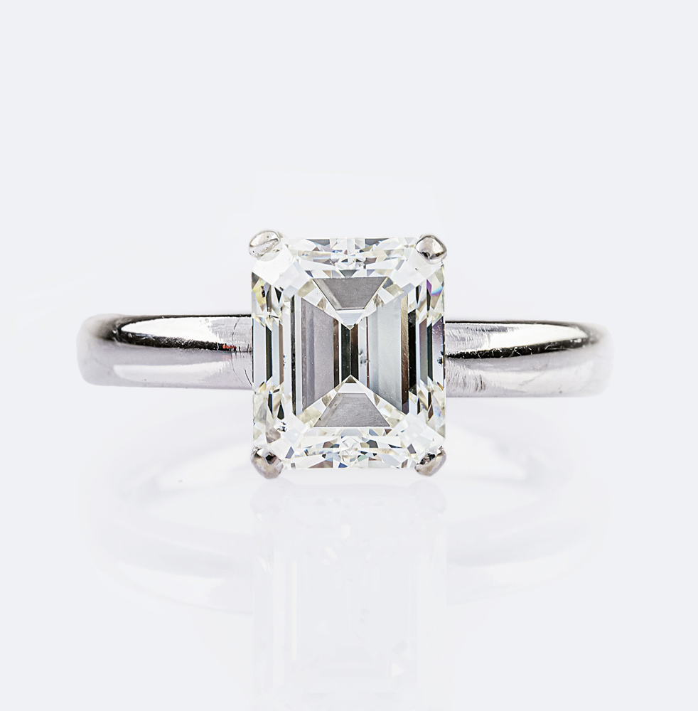 Hochkarätiger Solitär-Ring mit Emerald Cut Diamant