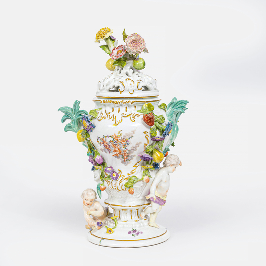 Potpourri-Vase mit Amoretten