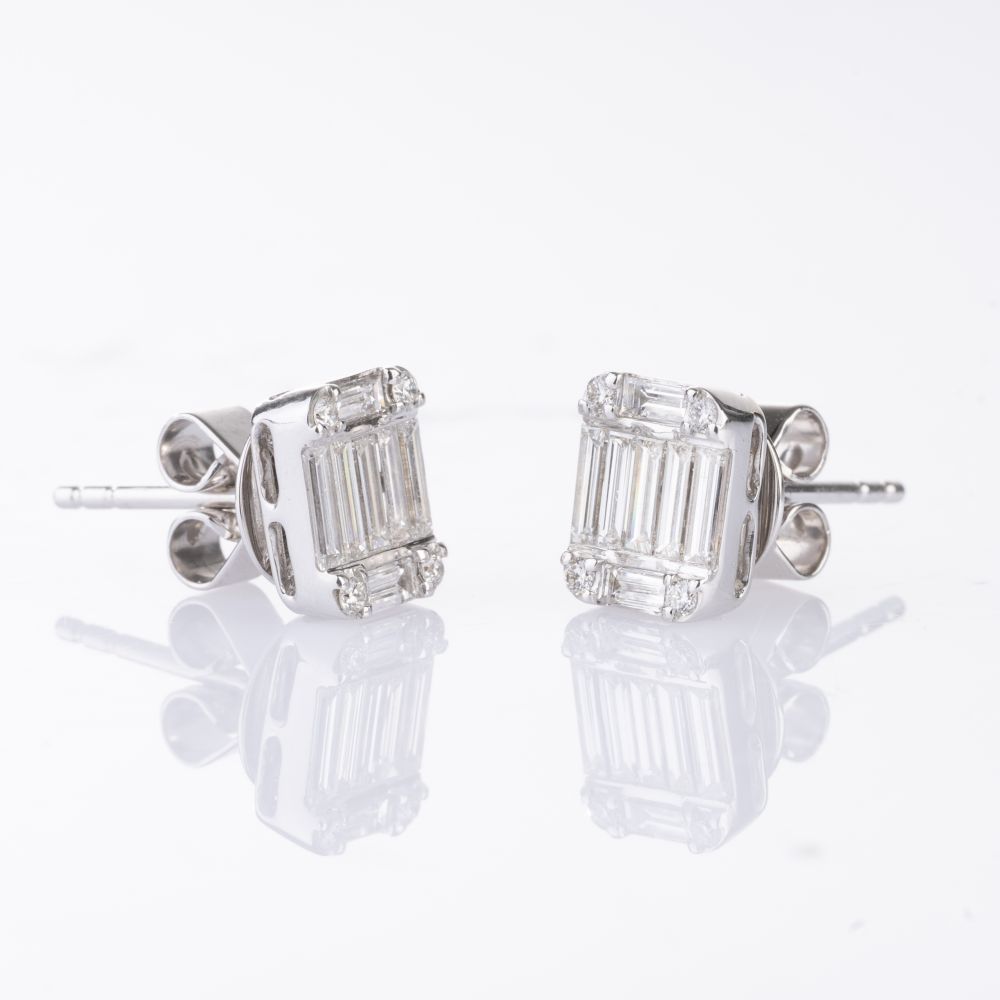 A Pair of fine-white Diamond Earstuds - image 2