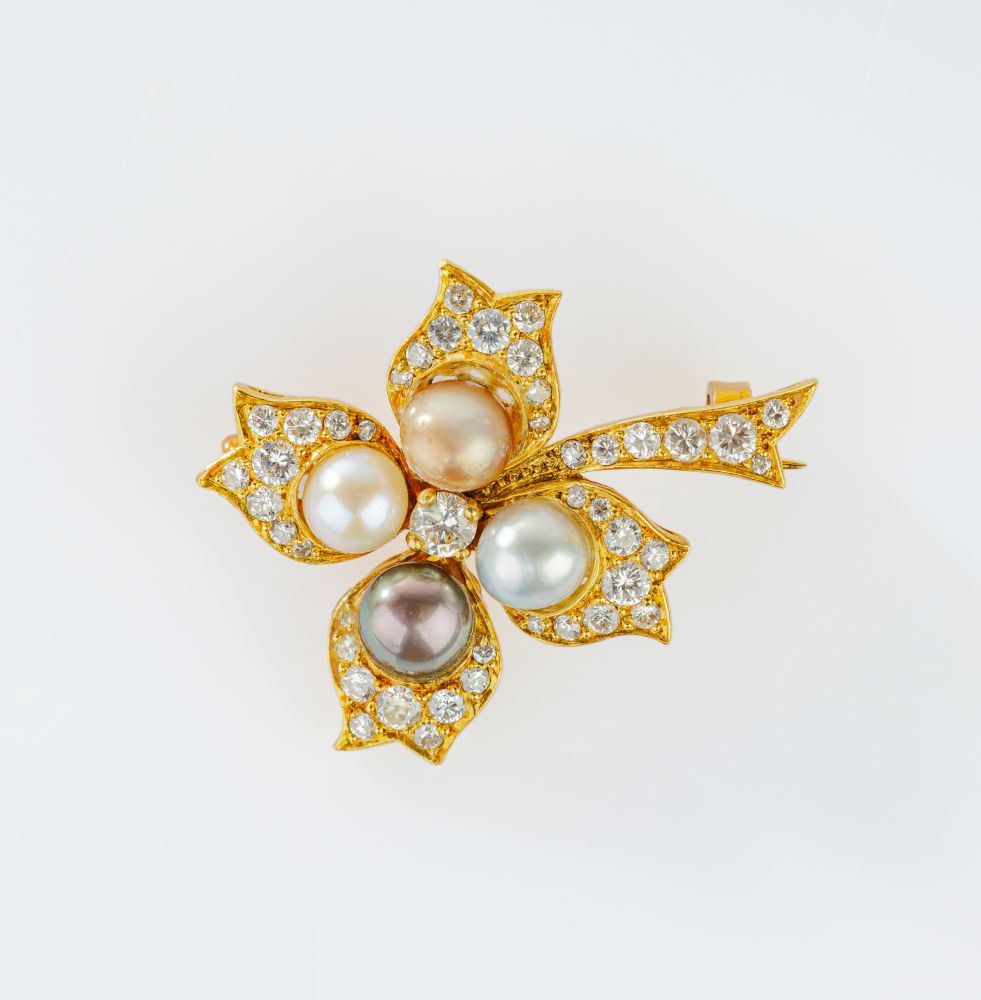 Flower-shaped Pearl Diamond Brooch