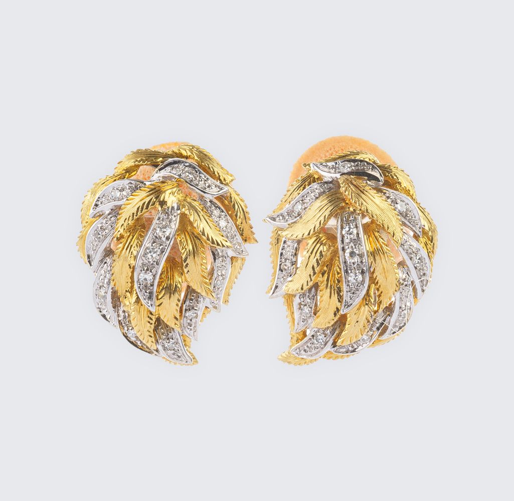 Pair of bicolour Earclips with Diamonds