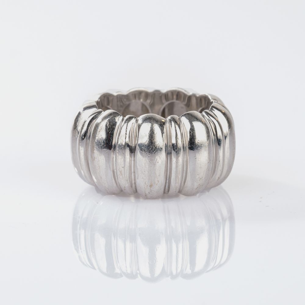 A White gold Band Ring